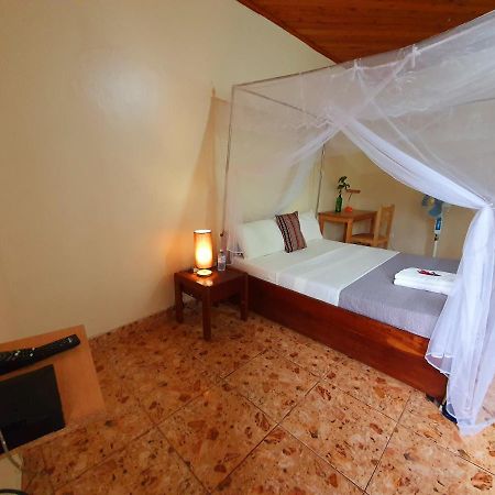 Annas Bed And Breakfast Энтеббе Экстерьер фото