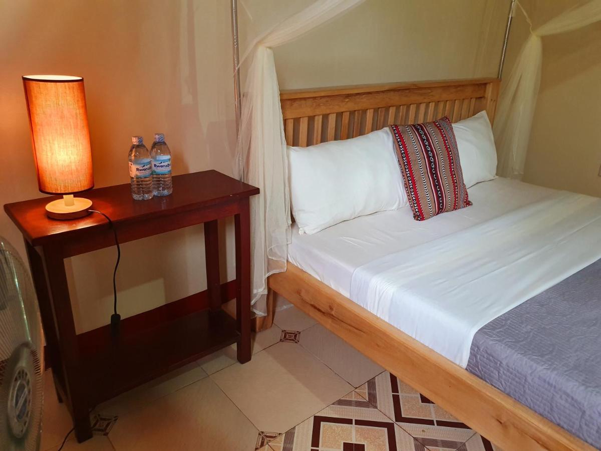 Annas Bed And Breakfast Энтеббе Экстерьер фото
