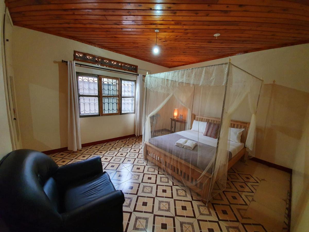 Annas Bed And Breakfast Энтеббе Экстерьер фото