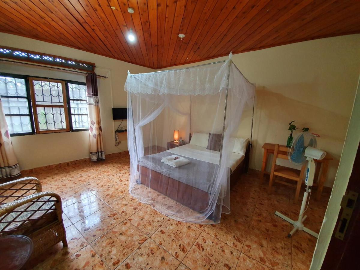 Annas Bed And Breakfast Энтеббе Экстерьер фото